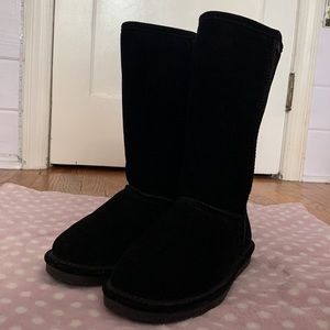 The brand is Bear Paw they are size 7.5. They are new and have never been warn.